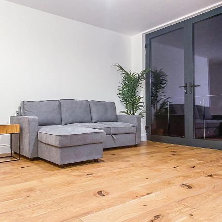 2 Bedroom City Centre Apartment With Parking Бедфорд Екстериор снимка