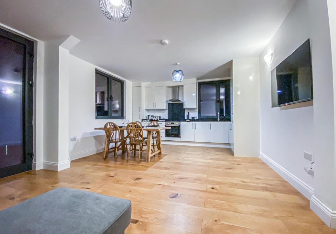 2 Bedroom City Centre Apartment With Parking Бедфорд Екстериор снимка