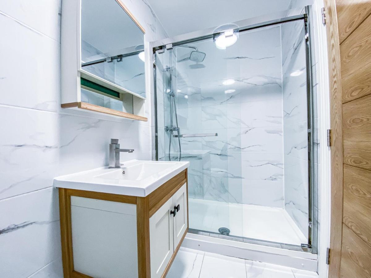 2 Bedroom City Centre Apartment With Parking Бедфорд Екстериор снимка