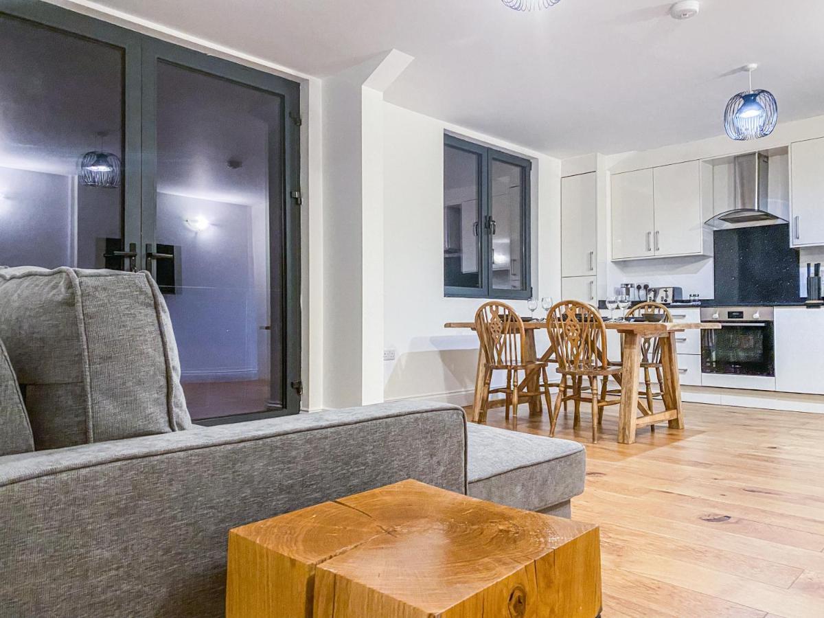 2 Bedroom City Centre Apartment With Parking Бедфорд Екстериор снимка